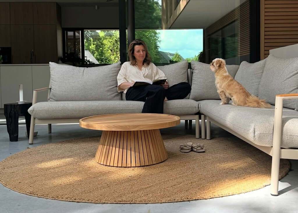 Belito Julia loungeset taupe met Daan tafelset, sfeerfoto