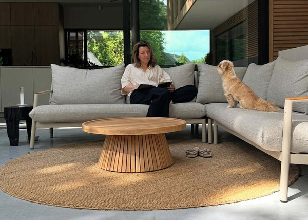 Belito Julia loungeset taupe met Daan tafelset, sfeerfoto