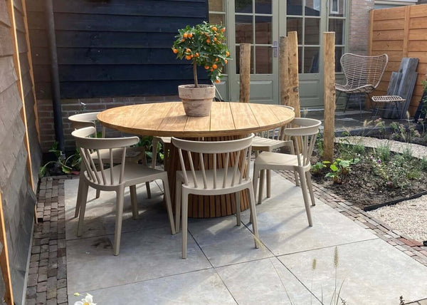 Teakhouten ronde diningtafel in de achtertuin van één van onze klanten