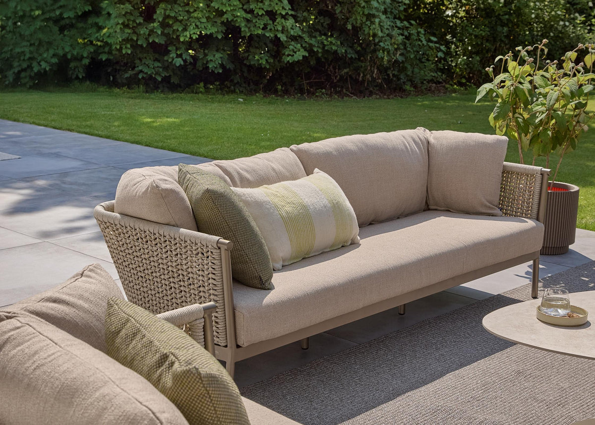 Apple Bee Pulau lounge tuinbank 3-zits en loungestoel Champagne met Sand BEE WETT® kussens op het terras