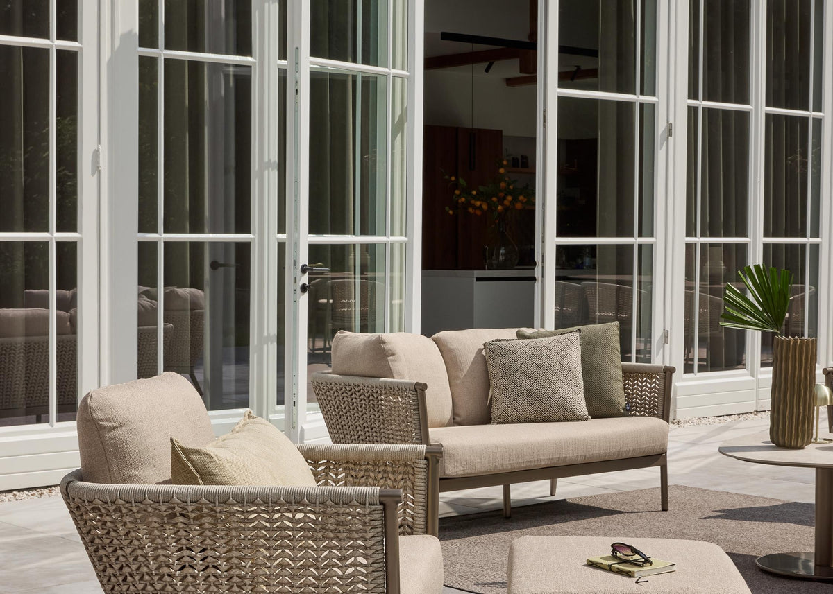 Apple Bee Pulau loungebank 2-zits en loungestoel Champagne bij serre, rope & Vongole wicker en Sand kussens