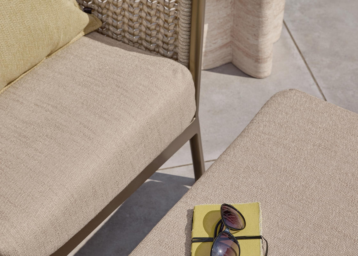 Apple Bee Pulau hocker / voetenbank detail: Sand BEE WETT® acryl kussen op Champagne frame
