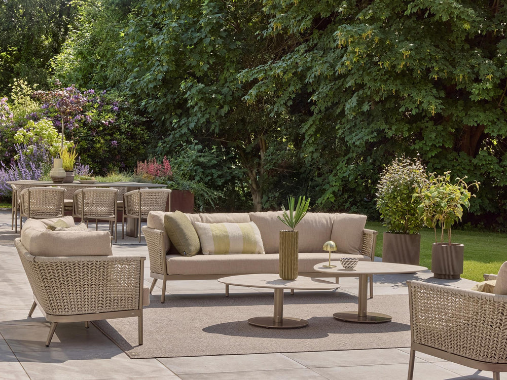 Complete Apple Bee Pulau loungeset Champagne: loungebanken, loungestoel, voetenbank en lounge tuintafels in de tuin