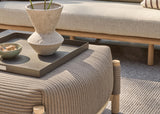 Apple Bee Sapporo voetenbank met tray en loungebank sfeerfoto