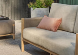 Apple Bee Sapporo loungebank 2-zits teak sfeerfoto met Cotton Flower kussens