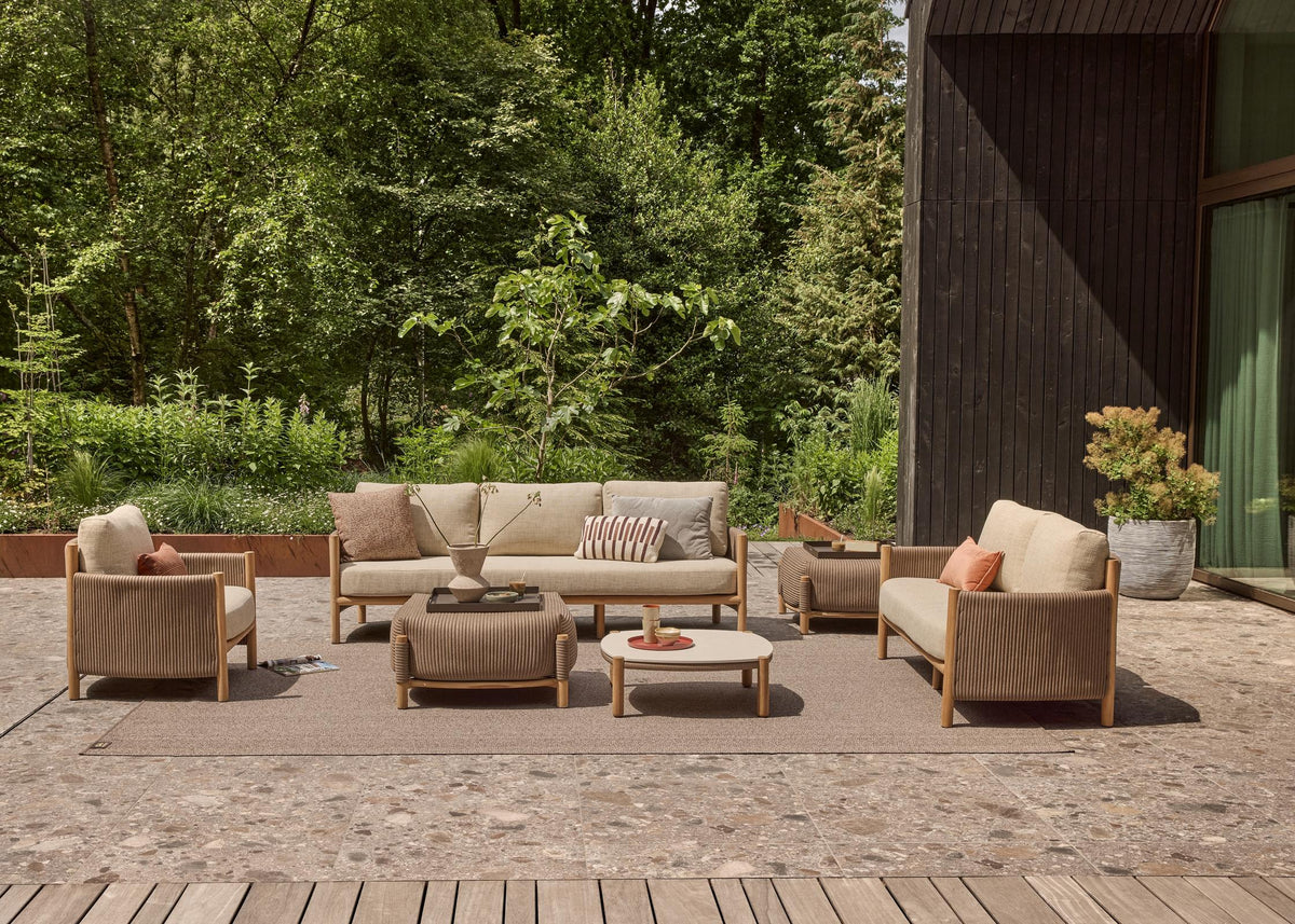 Apple Bee Sapporo teak loungeset met 3-zits loungebank, loungestoelen en loungetafel op terras