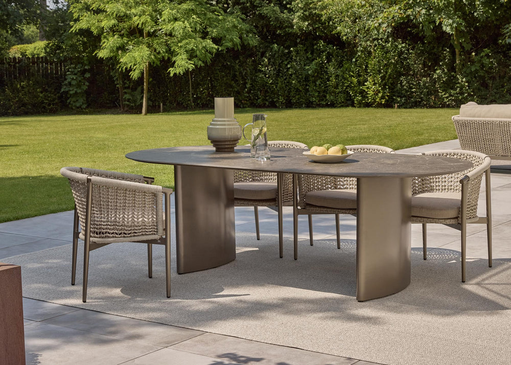 Velaris tuintafel 237 cm met Marble Brown blad en dining tuinstoelen in de tuin
