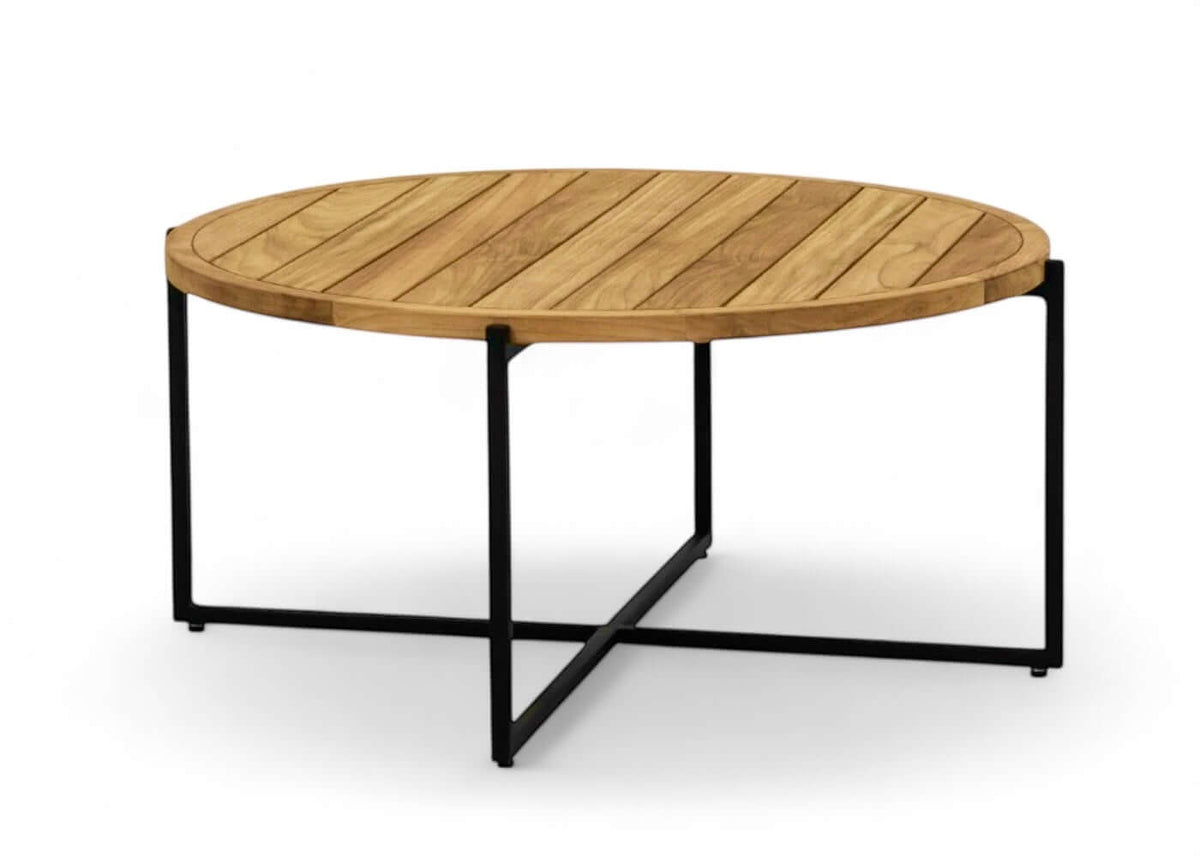 Apple Bee Condor Lounge Koffietafel Teakhout Ø 94cm met een ronde teakhouten tafel en metalen onderstel.