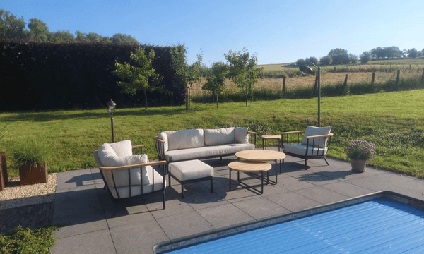 Apple Bee Condor Loungeset naast een zwembad