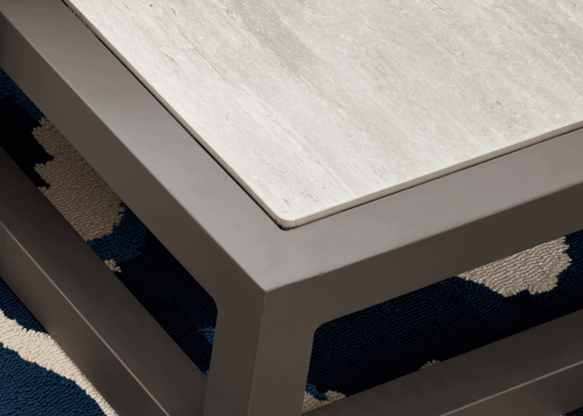 Detail van de Apple Bee Santorini Rope loungeset met een moderne tafel en een stijlvolle, schone afwerking.