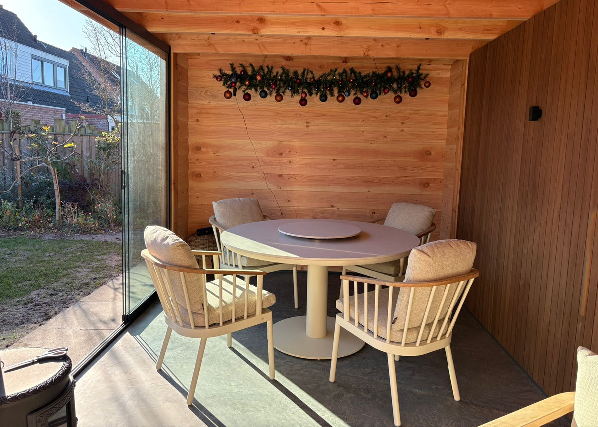 Apple Bee Condor dining tuinstoel Oyster aan tuintafel