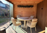 Apple Bee Condor dining tuinstoel Oyster aan tuintafel