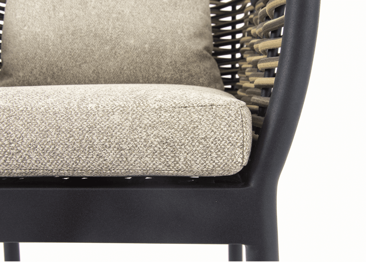 Apple Bee Milou tuinset 6 personen detail van de comfortabele stoel met kussen en duurzaam ontwerp