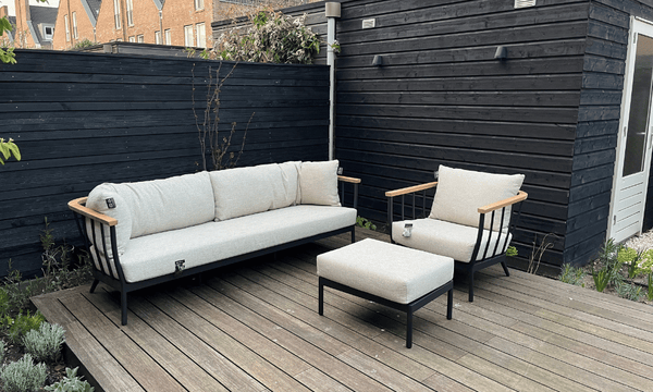 Apple Bee Condor tuinbank + tuinstoel + hocker op terras in Amsterdam
