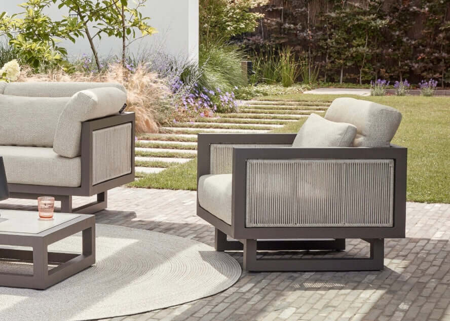 Comfortabele Apple Bee Santorini Rope loungeset met taupe kussens in een moderne tuinsetting.