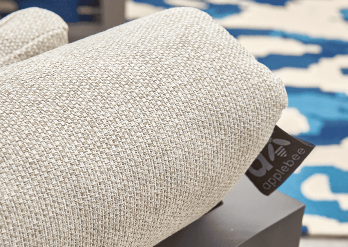 Detail van de Apple Bee Santorini Rope loungeset met textuur en logo op een elegante ondergrond.