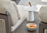 Apple Bee Santorini ROPE Loungeset met kussens en een moderne tafeltje met een schaal vol fruit.