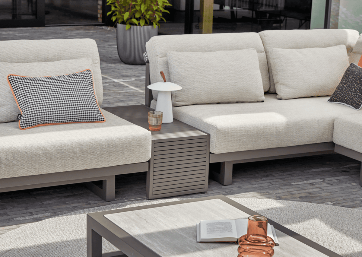 Apple Bee Santorini Rope Loungeset met comfortabele kussens en moderne tafel op een elegante buitenruimte.