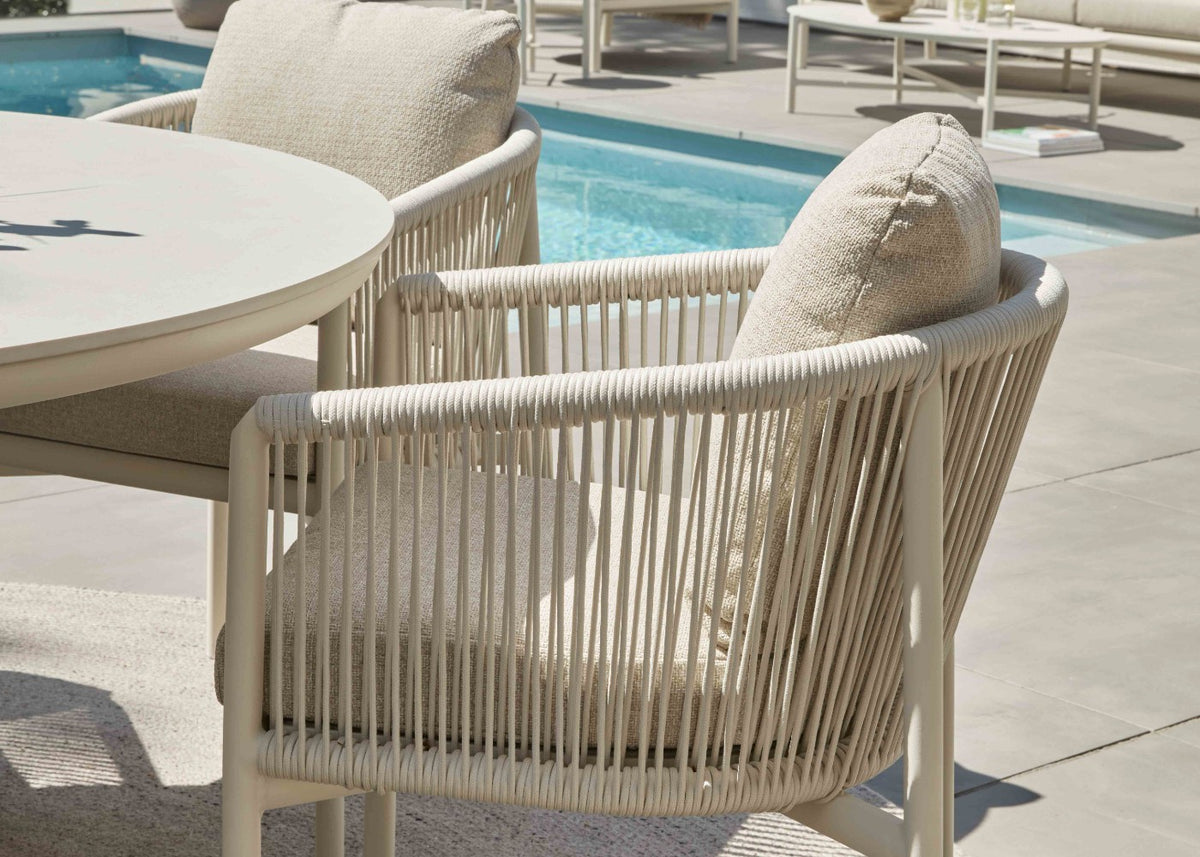 Detail van de Apple Bee Melville tafel in Oyster met Bora Bora stoelen