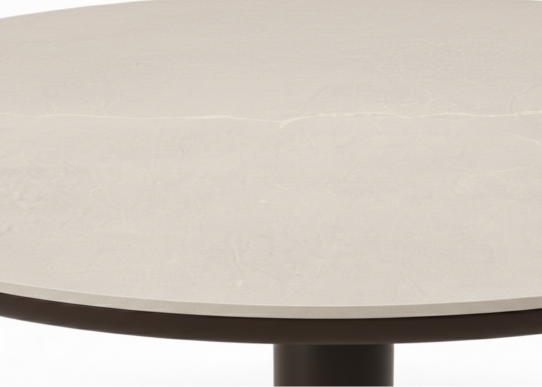 Detail van de Apple Bee Melville tuintafel in Bronze met Sintered Stone blad