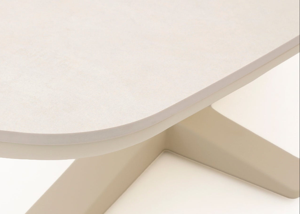 Detail van het Oyster aluminium frame van de Apple Bee Zanzibar tafel