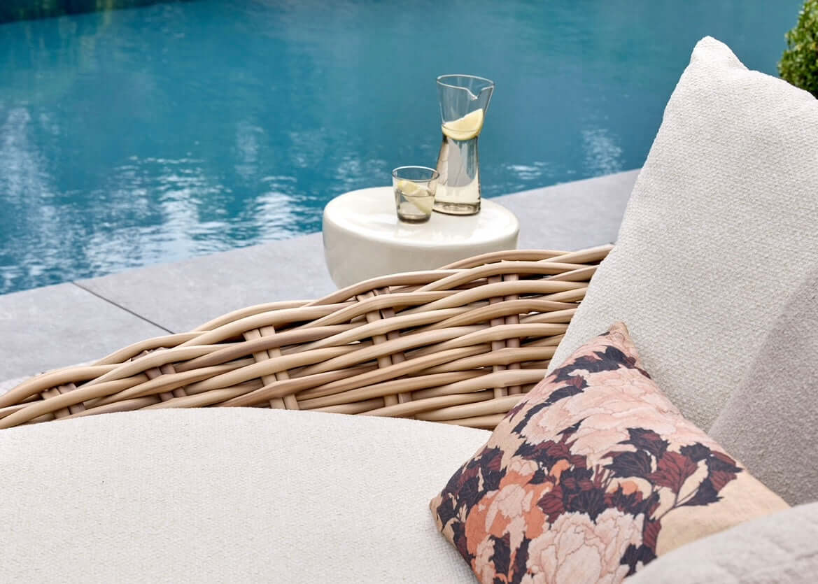 Apple Bee Cocoon daybed met kussen en uitzicht op het zwembad