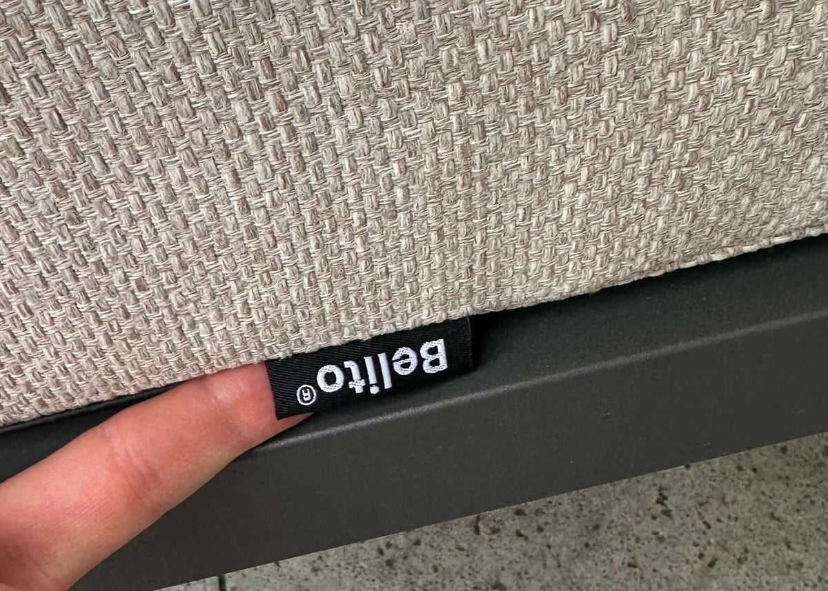 Belito label zichtbaar op de stof van de loungeset, die het kwaliteitsmerk benadrukt.