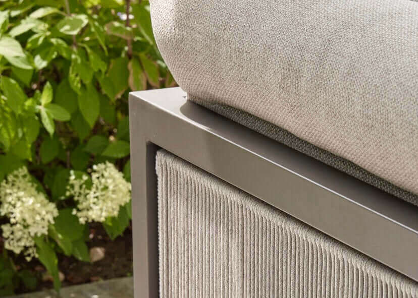 Detail van de Apple Bee Santorini Rope loungeset met taupe kussen en robuuste aluminium frame.