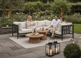 Belito Daan aluminium hoekloungeset met All-Weather kussens in een tuin, sfeerbeeld