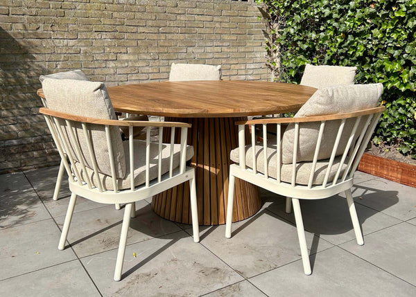 Belito Daan ronde tuintafel 150 cm, showroommodel in de tuin