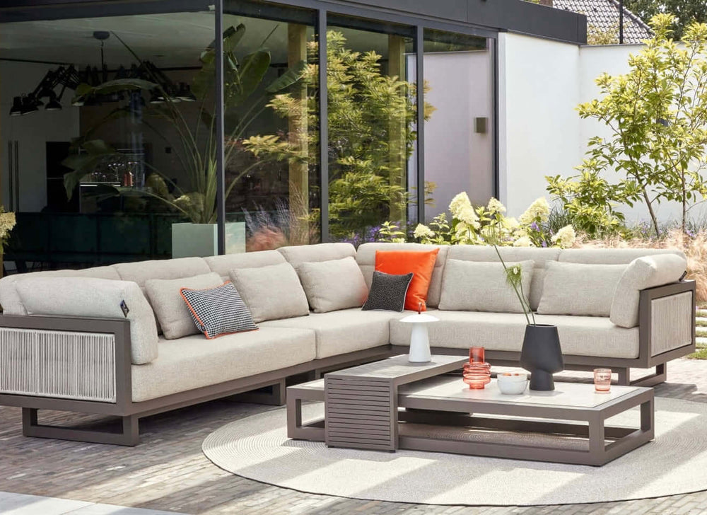 Apple Bee Santorini ROPE Loungeset 5-delig Nr.2 Links Lang in een luxe buitenomgeving met natuurlijke elementen