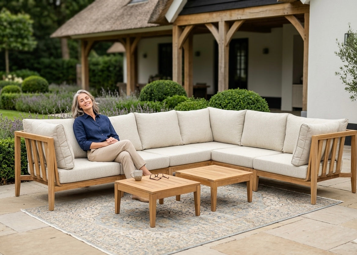 Belito Daan XL teak loungeset – sfeerbeeld in de tuin