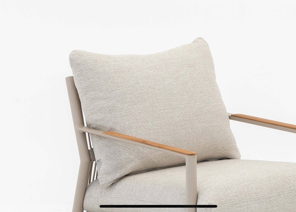 Aluminium hoek loungeset met stoel met een zacht kussen in taupe kleur en armleuningen van hout.
