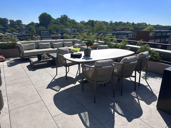 Apple Bee Zanzibar tuintafel in Taupe, sfeerbeeld