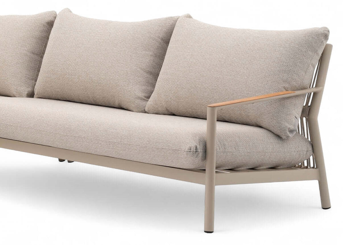 Aluminium hoek loungeset met stoel, taupe stoffen kussens en elegant aluminium frame, perfect voor buitengebruik.