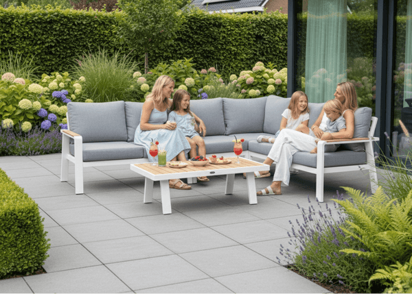 Belito Lotte Loungeset wit – sfeerfoto in de tuin