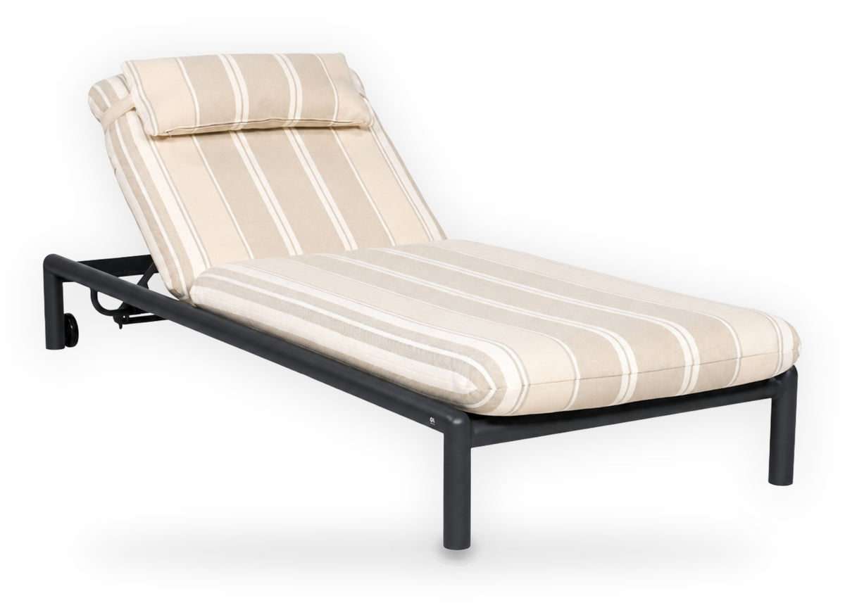 Apple Bee Amalfi ligbed Black zonder armleuningen, schuin vooraanzicht, verstelbaar aluminium ligbed met Stripes kussen
