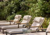 Apple Bee Amalfi ligbed met teak armleuningen en verstelbare rugleuning op terras