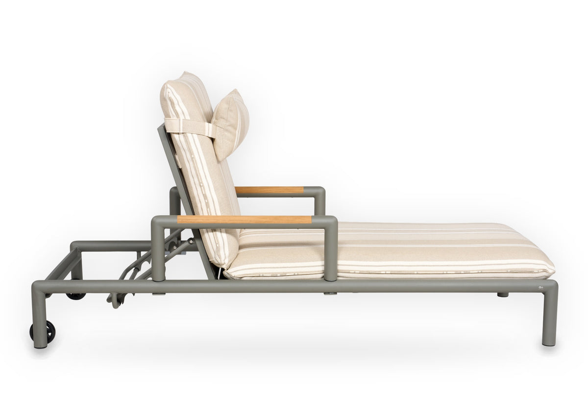Apple Bee Amalfi ligbed Taupe met armleuningen, zijaanzicht rugleuning rechtop, verstelbaar aluminium ligbed met Stripes kussen