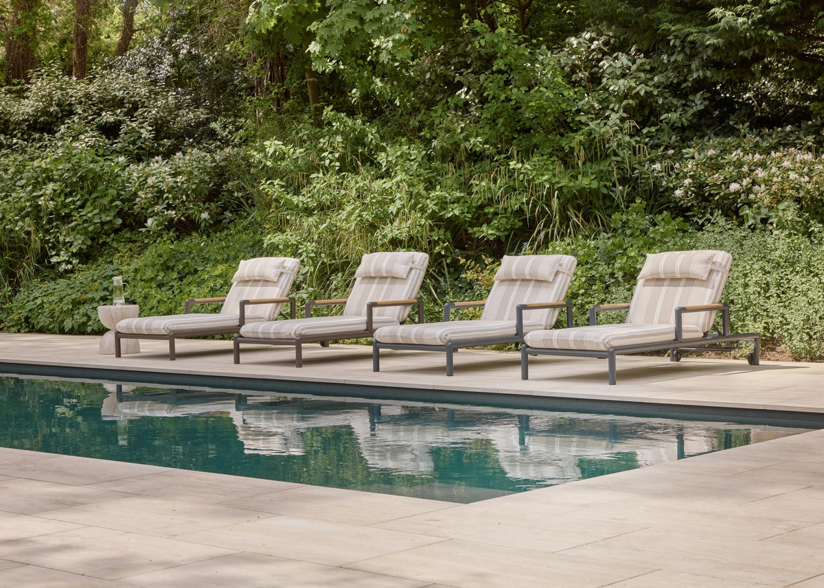 Apple Bee Amalfi ligbedden aluminium met Stripes BEE WETT kussens naast het zwembad