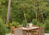 Apple Bee Jamila dining tuinstoelen teak aan tuintafel in de tuin