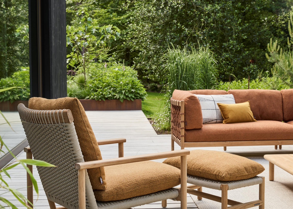 Apple Bee Jamila loungestoel en hocker bij Grace loungebank op terras