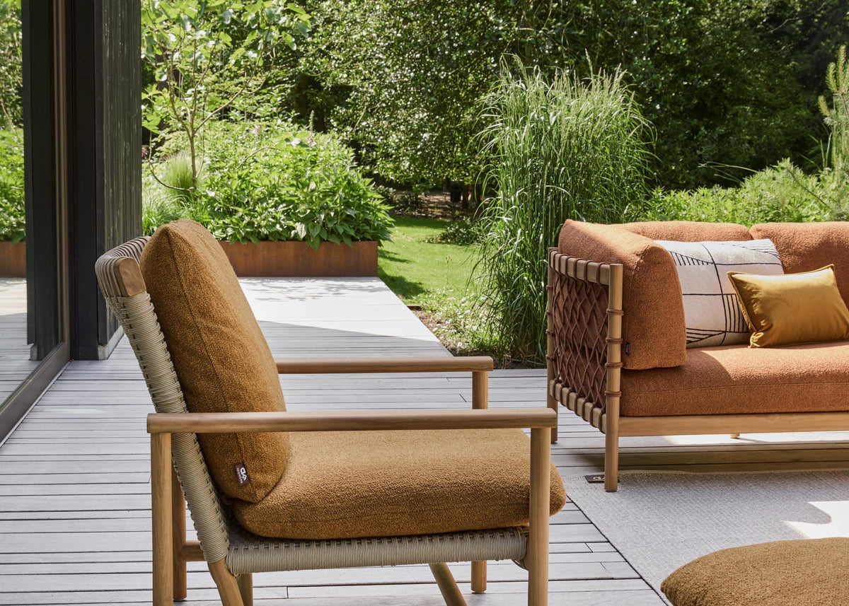 Apple Bee Jamila loungestoel teak met Amber kussen in de tuin
