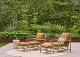 Apple Bee Jamila loungestoelen met hockers in teak en Amber in een groene tuin