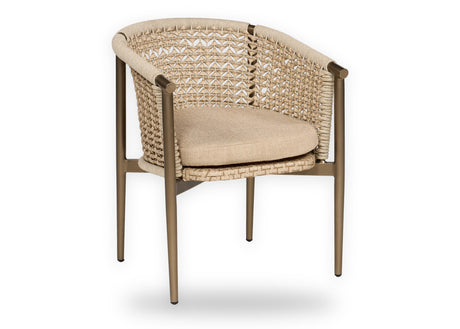 Apple Bee Pulau dining tuinstoel Champagne met rope & Vongole Biculair® wicker en Sand kussen – vrijstaand schuin